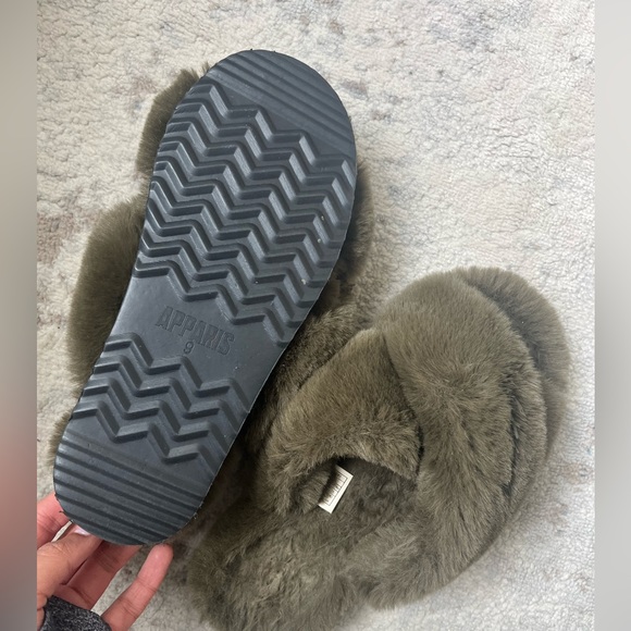 Apparis slippers - like new! - Picture 2 of 3